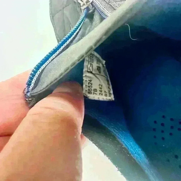 Land End size 7.5 black and royal blue shoes. - Picture 7 of 7